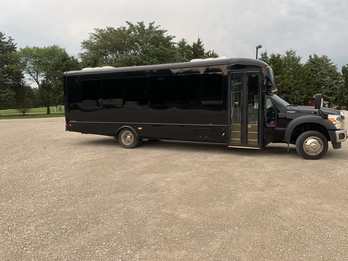 2016 Starcraft Ford F-550 Executive Shuttle - Photo 3