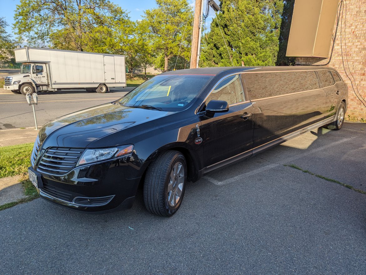 Limousine for sale: 2018 Lincoln MKT 8PAX