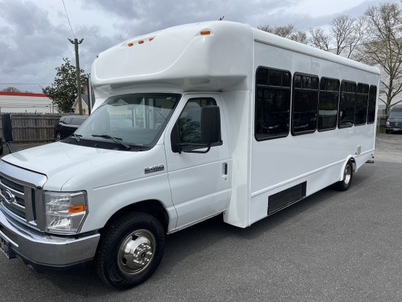 2018 Ford E450 Executive Shuttle for Sale in Pasadena, MD - Photo 2
