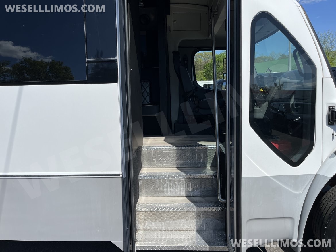 Limo Bus for Sale in Pasadena, MD - Photo 8