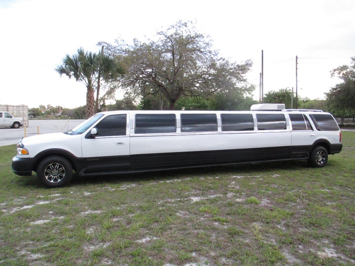 SUV Stretch for sale: 2000 Lincoln &quot;2000&quot; build by Ultra Coach Works *1999 Navigator* 36&quot; by *Ultra* the only Limo like it in the United States