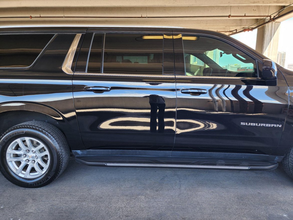 2021 Chevrolet Suburban XLT livery SUV - Photo 2