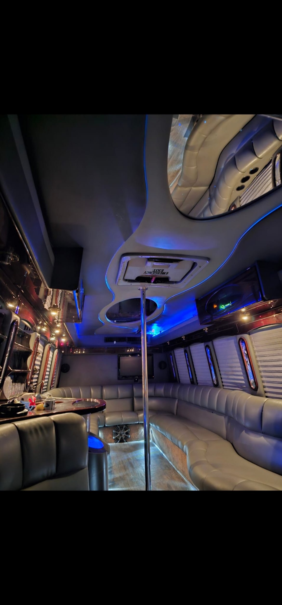 2007 Turtle Top coach builders  Chevy C 5500 Limo-Bus-Zine 26 pass - Photo 2