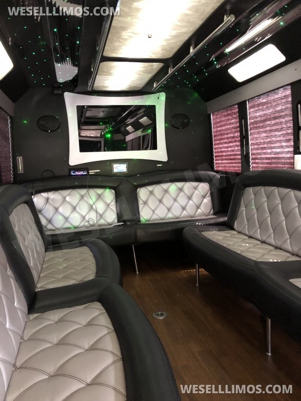 2012 Ford F550 Tiffany Limousine Bus. New Ford Crate Engine with 7,000 miles on it
