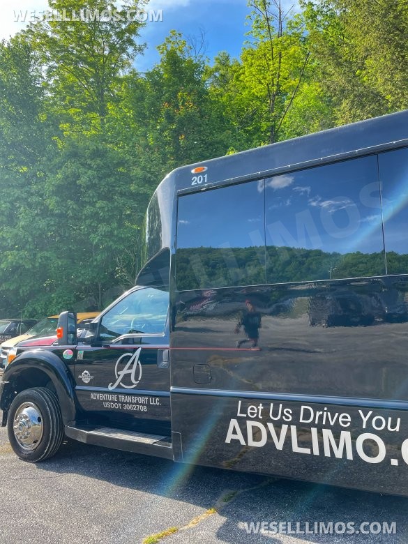 2012 Ford F550 Tiffany Limousine Bus. New Ford Crate Engine with 7,000 miles on it