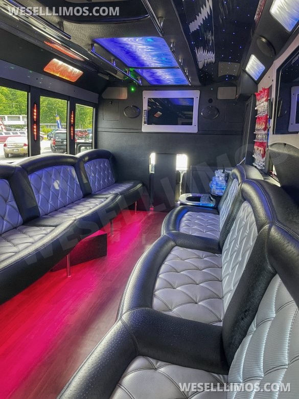 2012 Ford F550 Tiffany Limousine Bus. New Ford Crate Engine with 7,000 miles on it