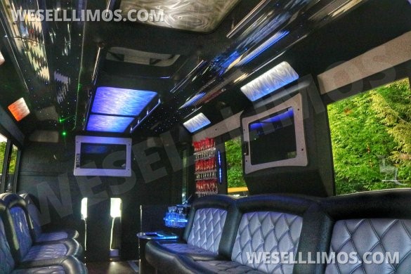 2012 Ford F550 Tiffany Limousine Bus. New Ford Crate Engine with 7,000 miles on it