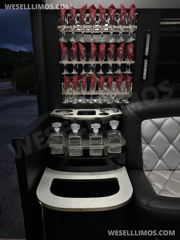 2012 Ford F550 Tiffany Limousine Bus. New Ford Crate Engine with 7,000 miles on it