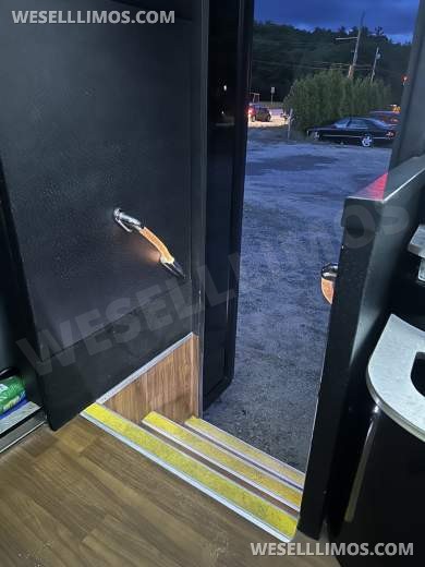 2012 Ford F550 Tiffany Limousine Bus. New Ford Crate Engine with 7,000 miles on it