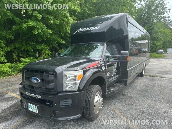 2012 Ford F550 Tiffany Limousine Bus. New Ford Crate Engine with 7,000 miles on it