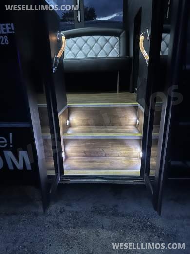 2012 Ford F550 Tiffany Limousine Bus. New Ford Crate Engine with 7,000 miles on it