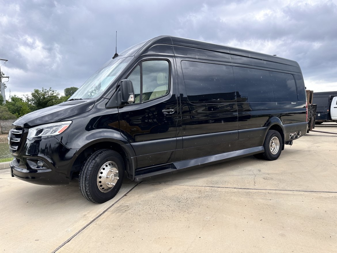 2021 Ultimate Toys Mercedes-Benz D6  Sprinter - Photo 3