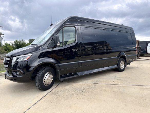 2021 Ultimate Toys Mercedes-Benz D6  Sprinter