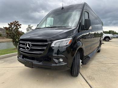 2021 Ultimate Toys Mercedes-Benz D6  Sprinter