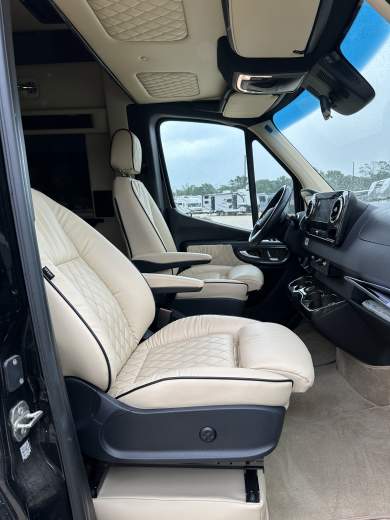 2021 Ultimate Toys Mercedes-Benz D6  Sprinter