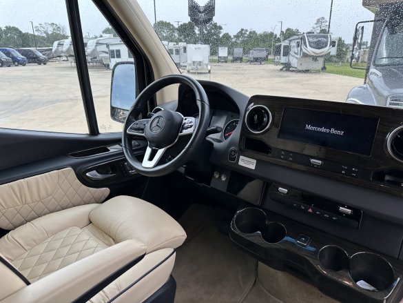 2021 Ultimate Toys Mercedes-Benz D6  Sprinter