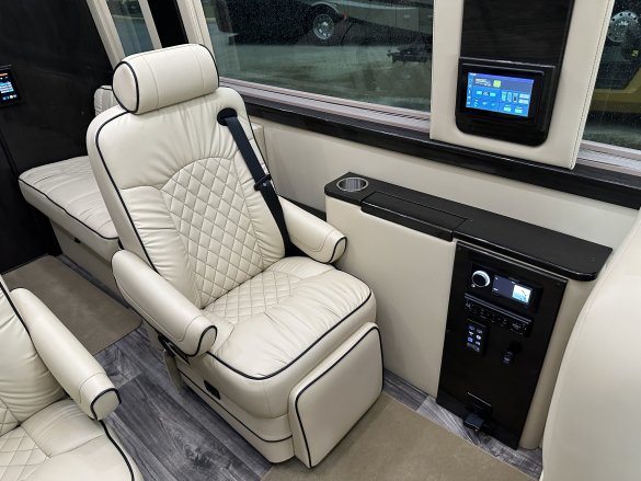 2021 Ultimate Toys Mercedes-Benz D6  Sprinter