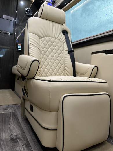 2021 Ultimate Toys Mercedes-Benz D6  Sprinter