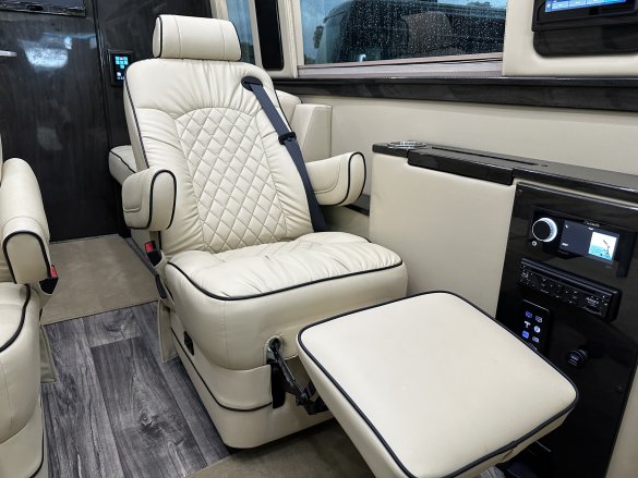 2021 Ultimate Toys Mercedes-Benz D6  Sprinter