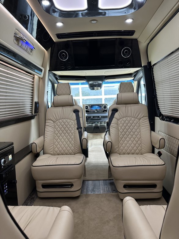 2021 Ultimate Toys Mercedes-Benz D6  Sprinter