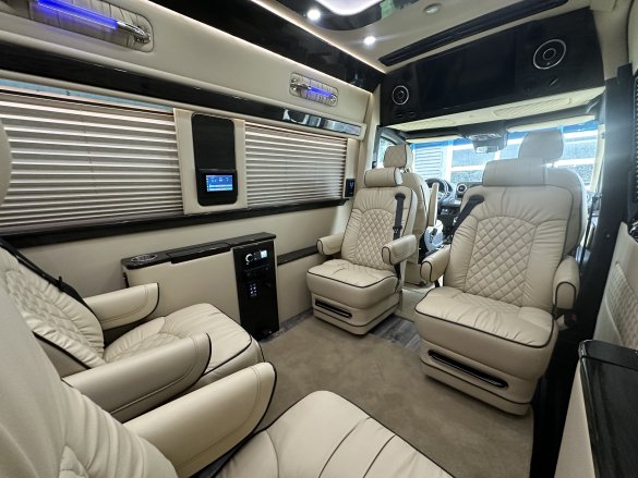 2021 Ultimate Toys Mercedes-Benz D6  Sprinter