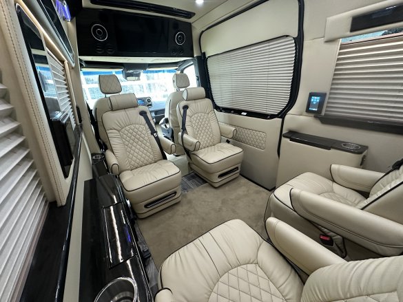 2021 Ultimate Toys Mercedes-Benz D6  Sprinter