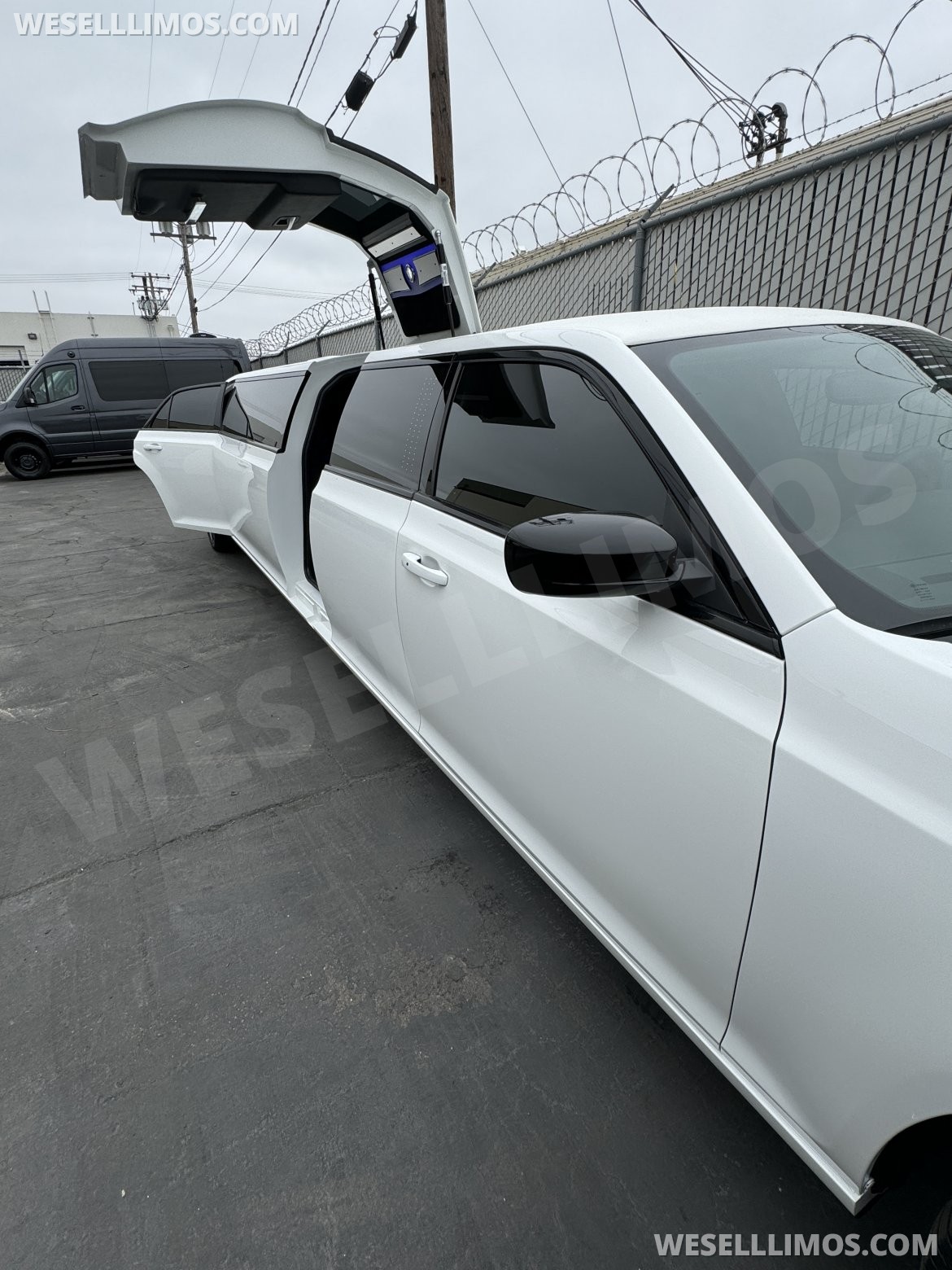 2023 SPV Conversions Chrysler 300 140" Jet Door Limousine - Photo 3