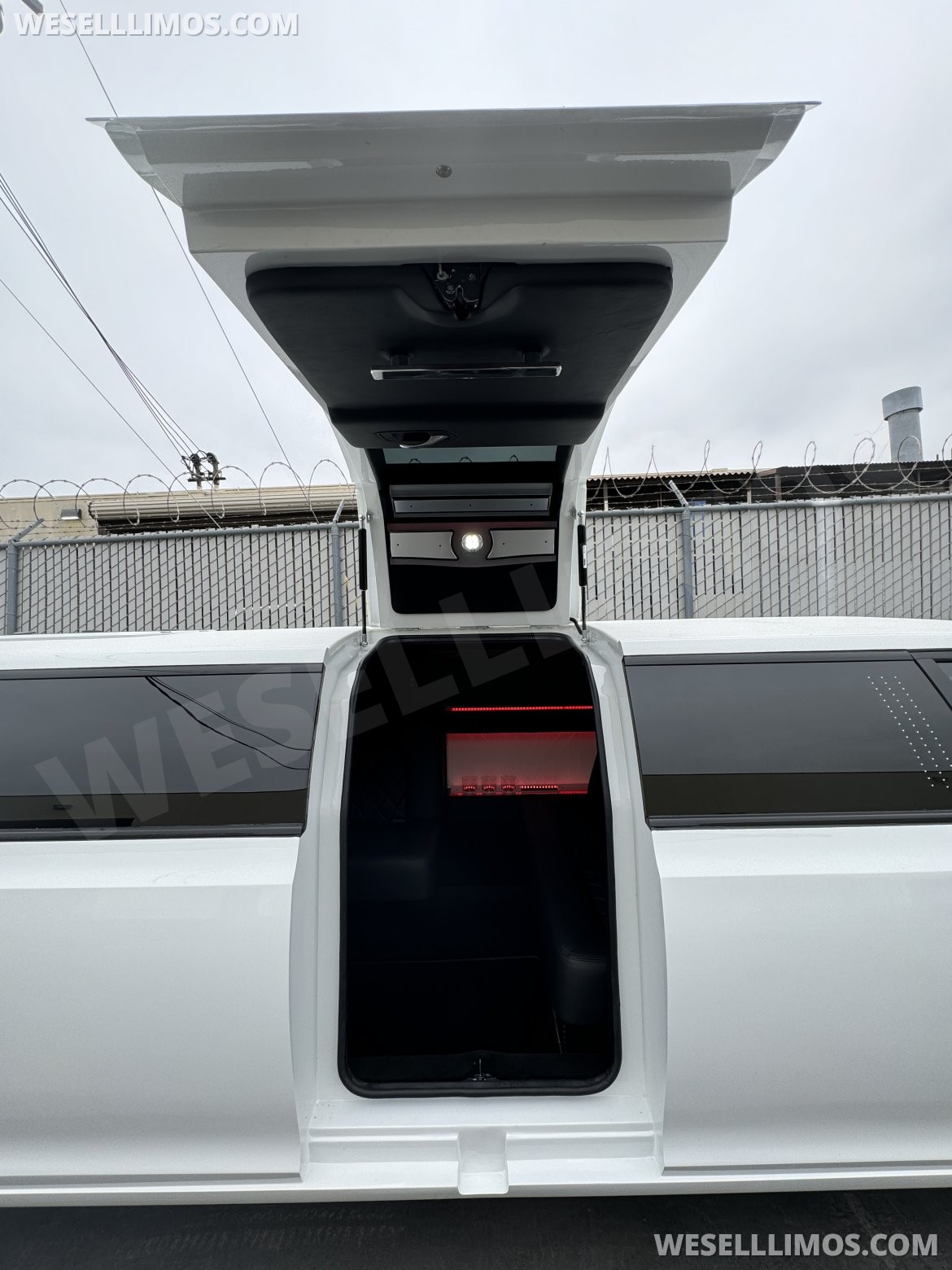 2023 SPV Conversions Chrysler 300 140" Jet Door Limousine - Photo 4
