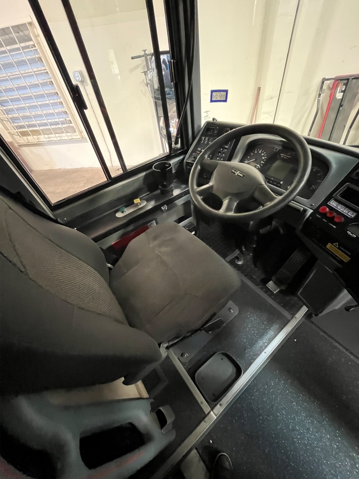 2013 Van Hool Van Hool TD925 Motorcoach - Photo 3