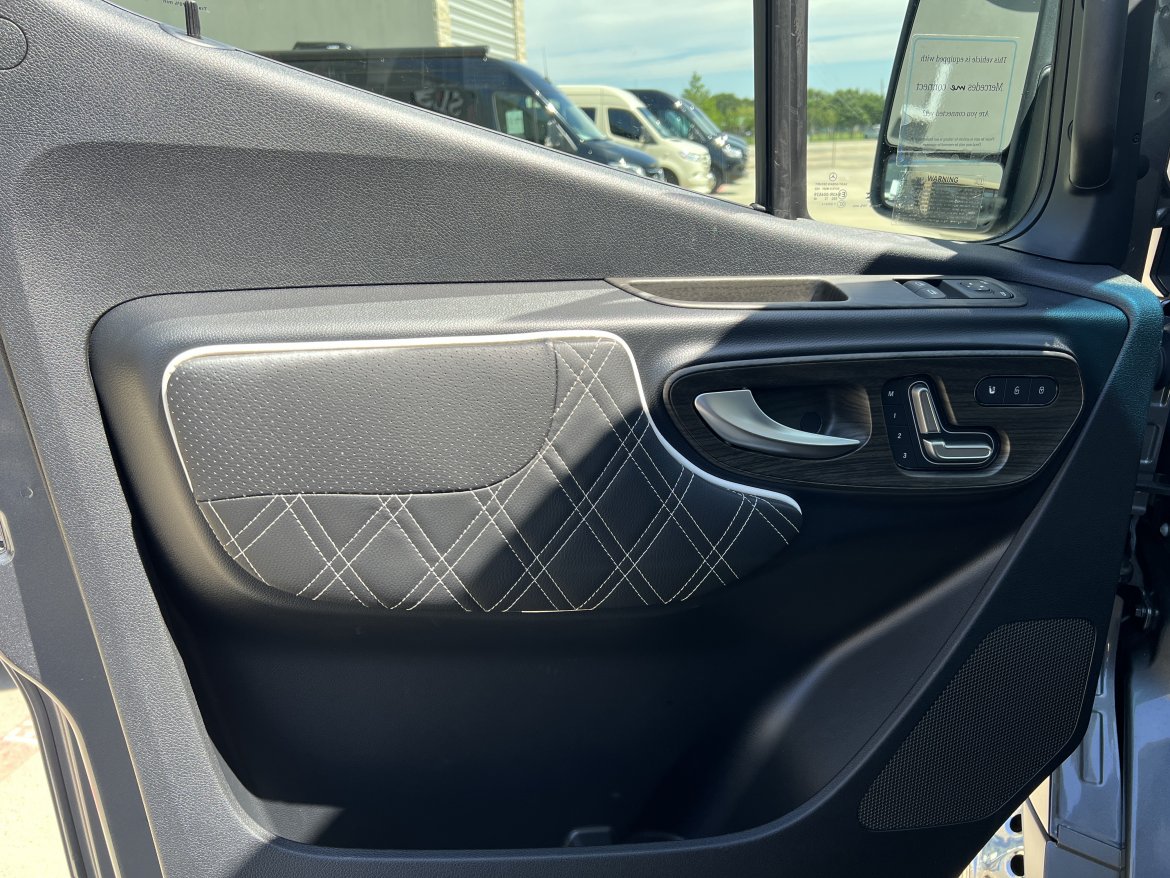 2024 Midwest Automotive Designs Mercedes-Benz Buisiness Class #13679 Sprinter - Photo 2