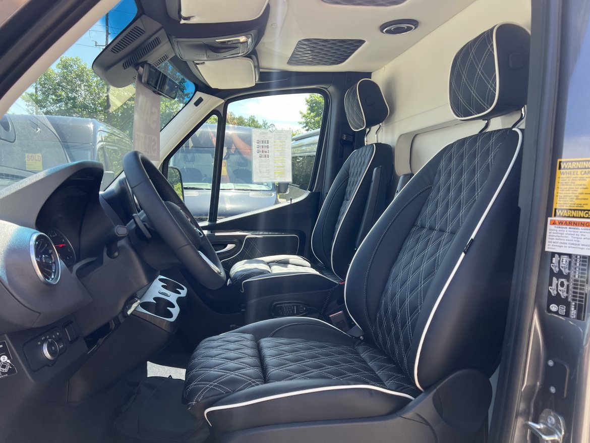 2024 Midwest Automotive Designs Mercedes-Benz Buisiness Class #13679 Sprinter - Photo 4