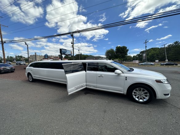 2019 Pinnacle Limousine Mfg. Lincoln MKT 180 Limousine