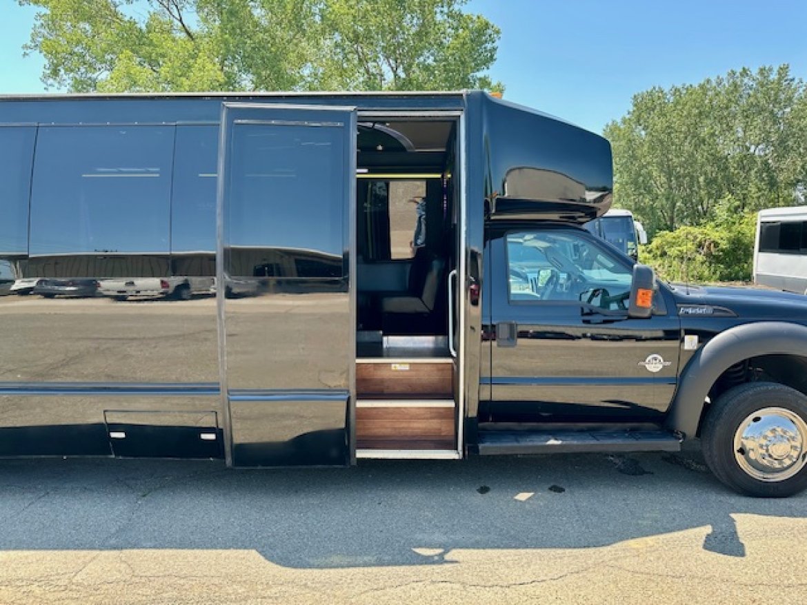 Limo Bus for Sale in Erie, PA - Photo 5