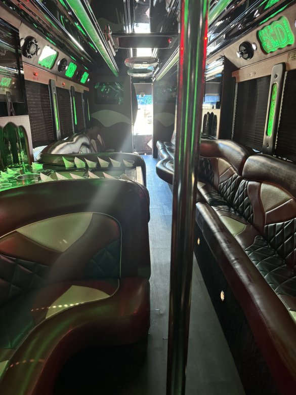 2008/2013 CT Coach Freightliner CT Coach Limo Bus