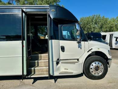 2017 Freightliner M2 106 Shuttle Bus for Sale in Erie, Pennsylvania, US - Photo 4