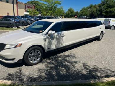 2013 Lincoln MKT Limousine