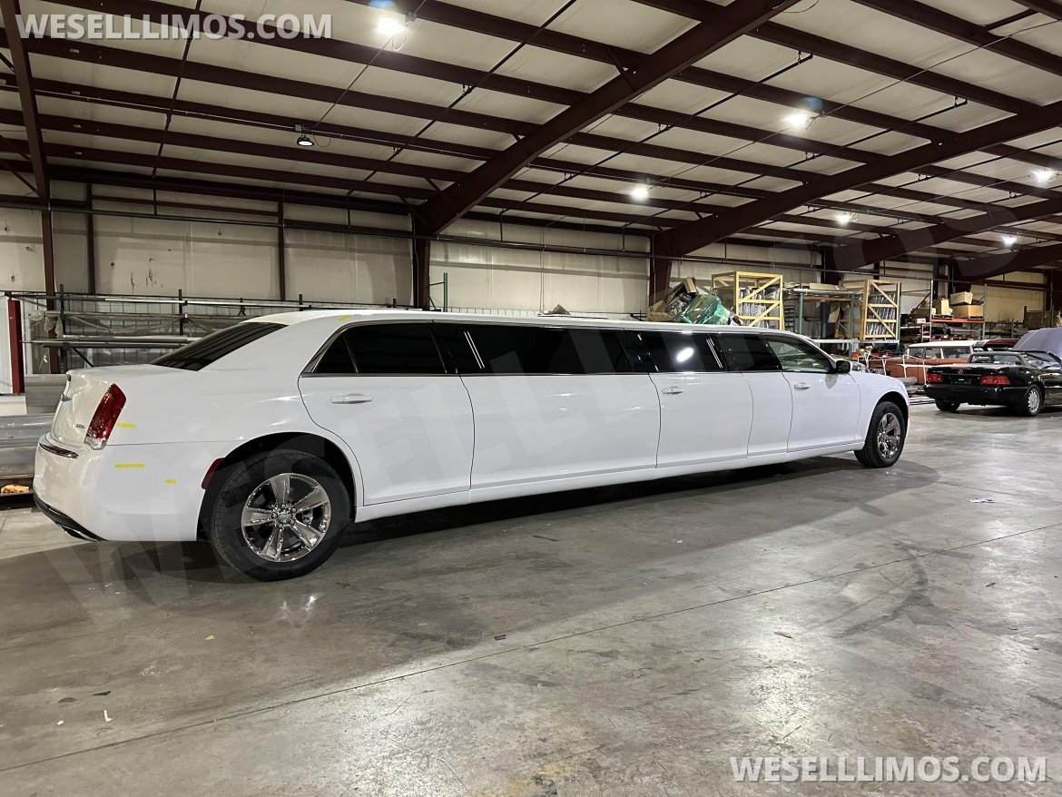10 Passenger 5 door Chrysler 300 Limousine - Photo 2