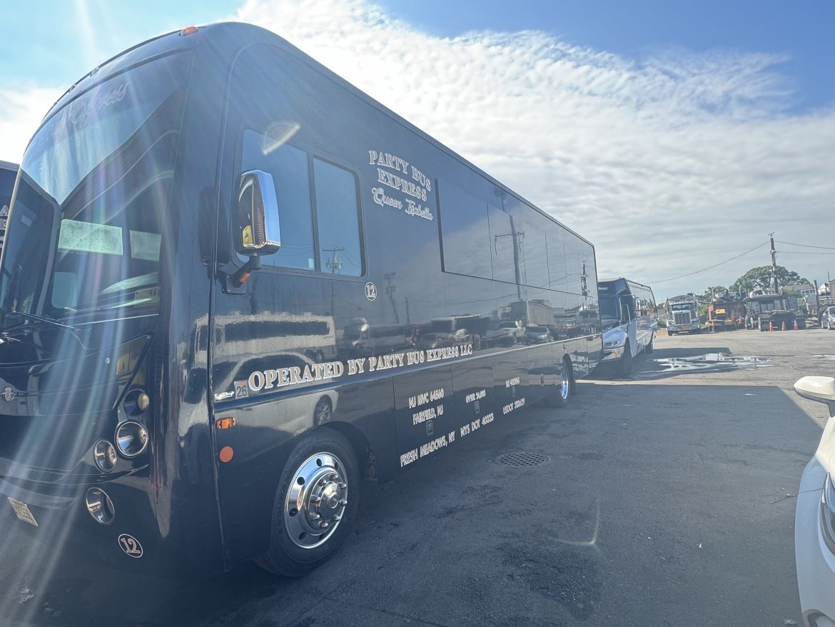 2008 CT Coach Ford F550 Limo Bus - Photo 2
