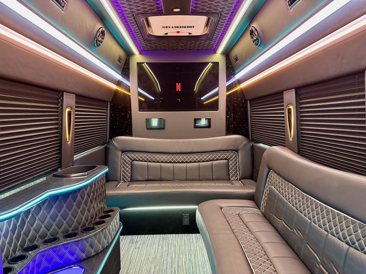 2023 Global Motor Coach Ford Transit Limousine - Photo 4