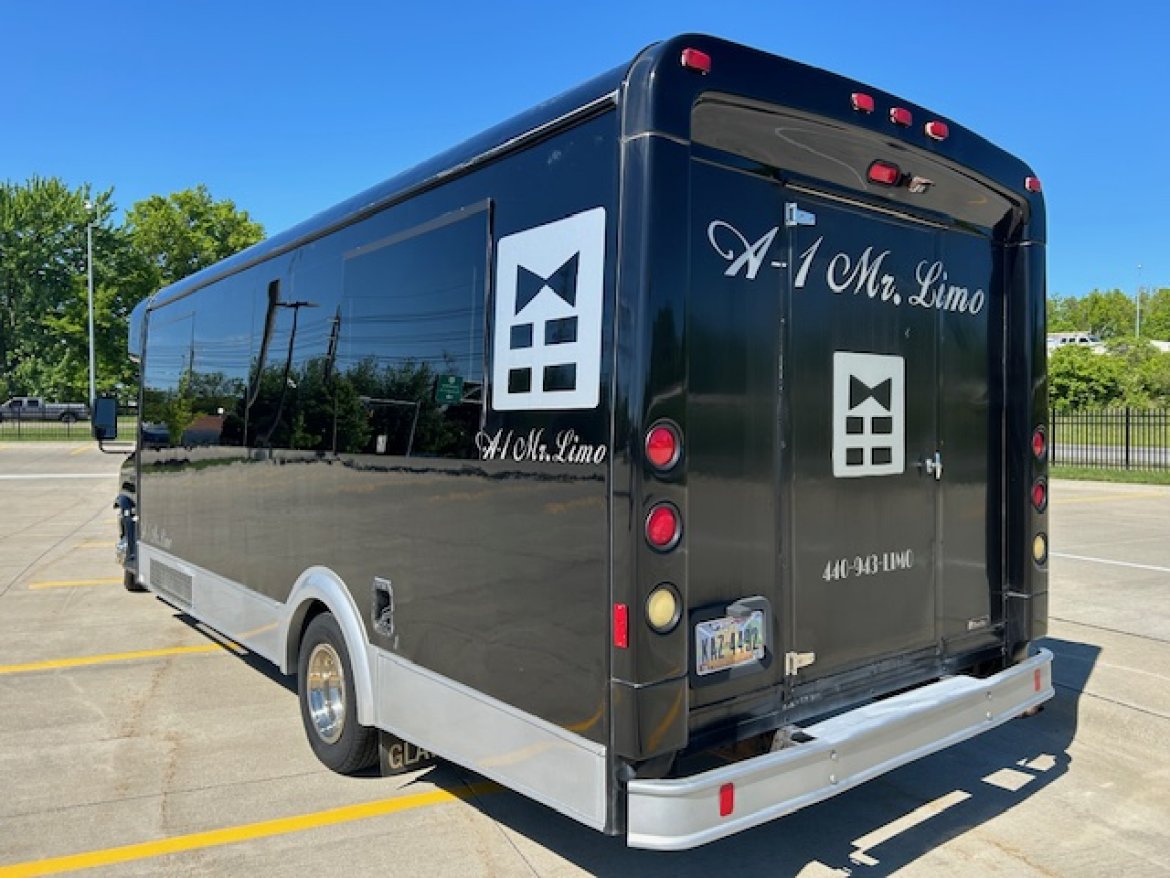 Limo Bus for Sale in Wickliffe, OH - Photo 5