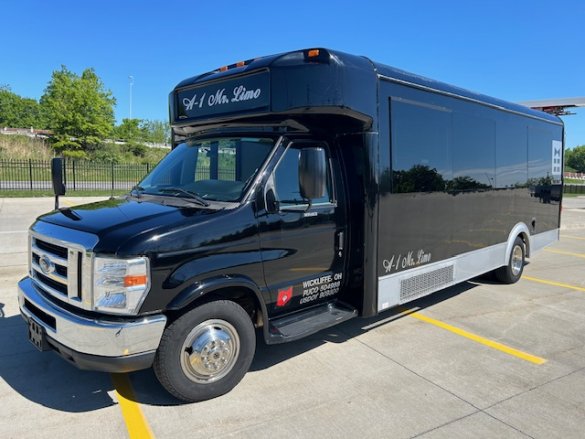 2013 Ford E-450 Limo Bus for Sale in Wickliffe, OH - Photo 3
