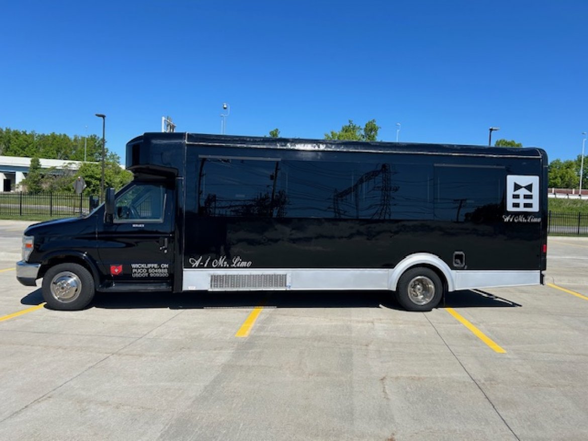 Limo Bus for Sale in Wickliffe, OH - Photo 4