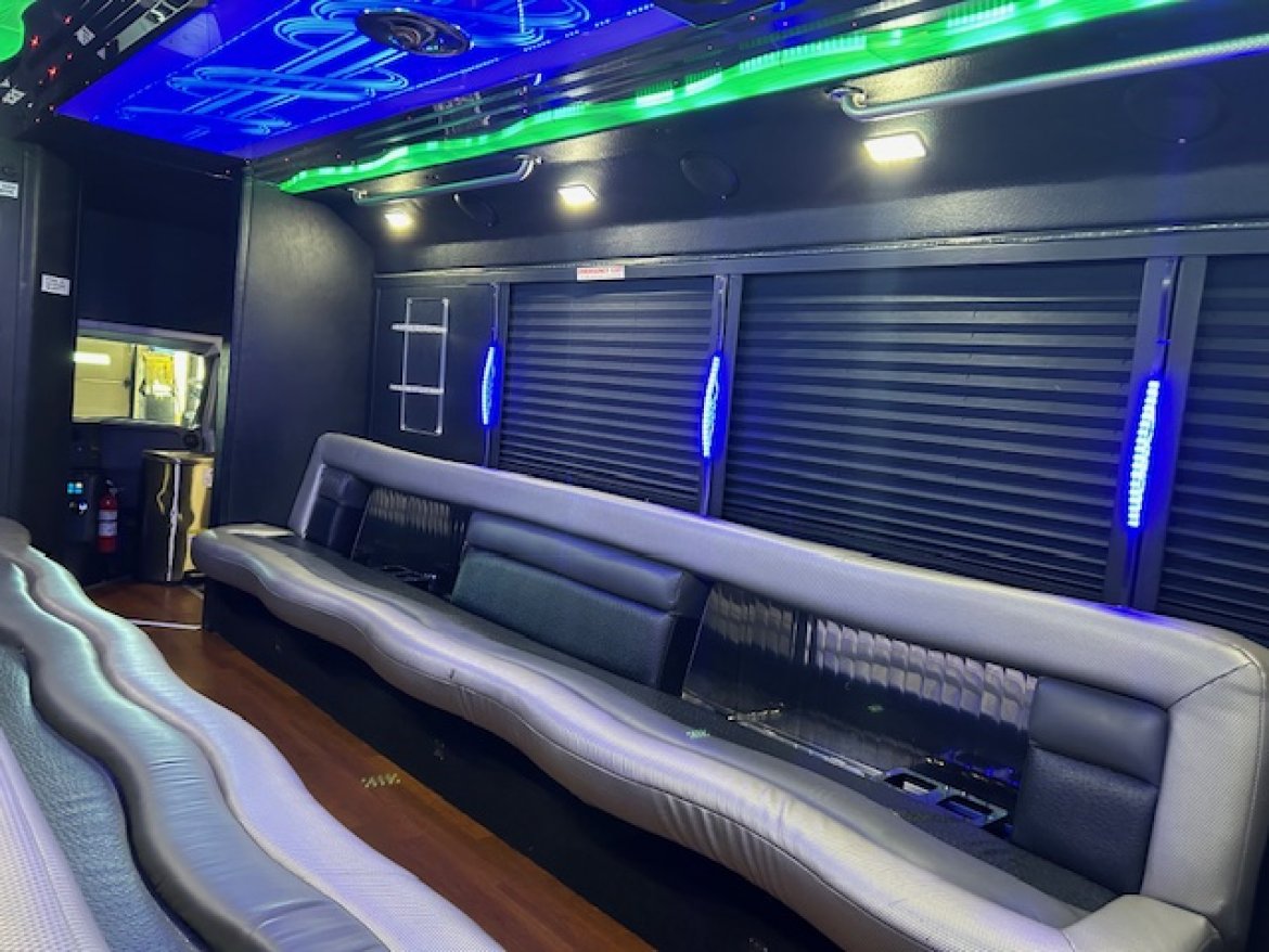 Limo Bus for Sale in Wickliffe, OH - Photo 9