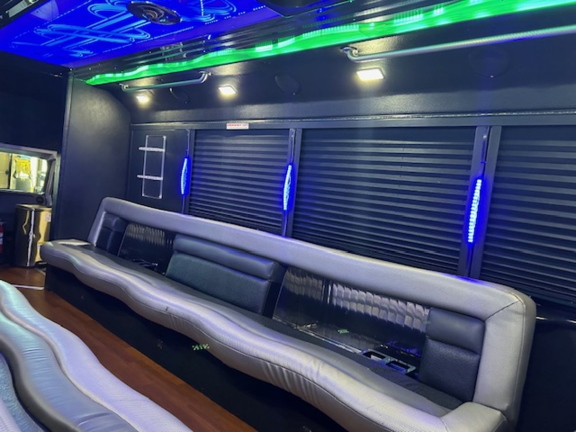 Limo Bus for Sale in Wickliffe, OH - Photo 13