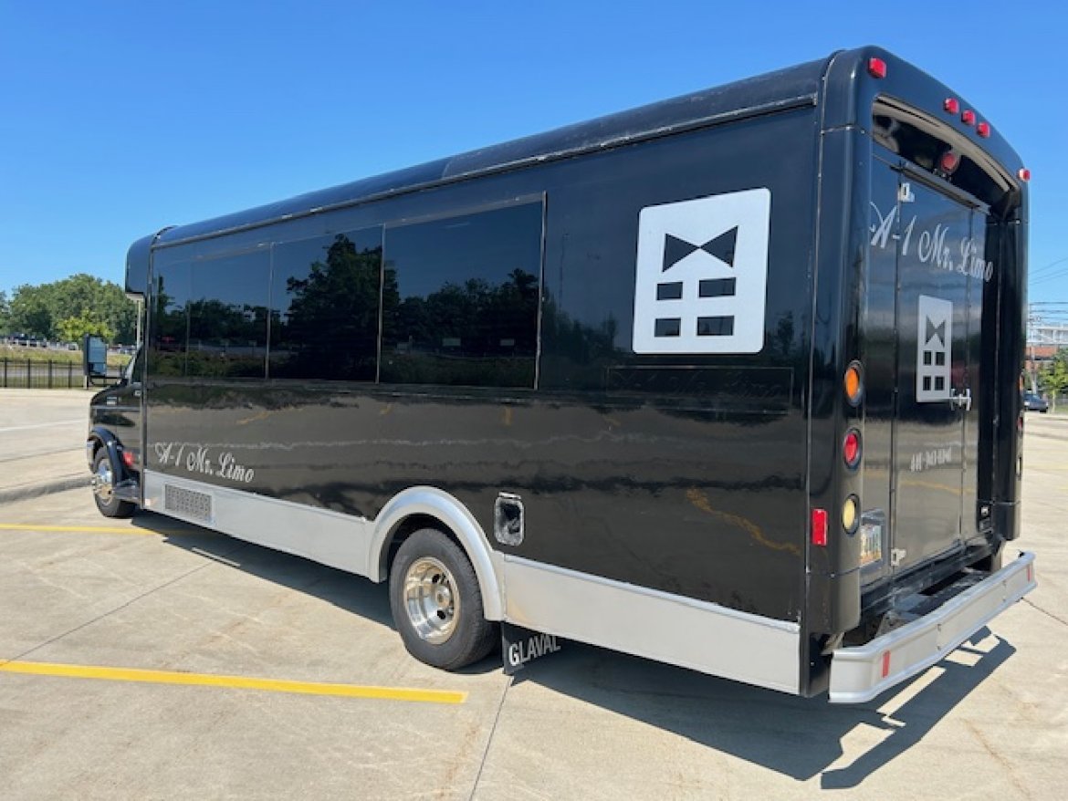 Limo Bus for Sale in Wickliffe, OH - Photo 3