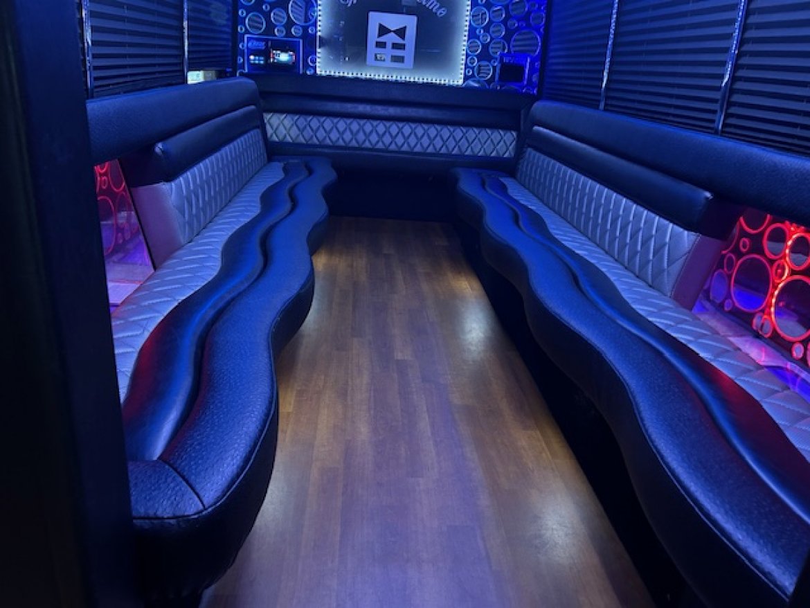 Limo Bus for Sale in Wickliffe, OH - Photo 9