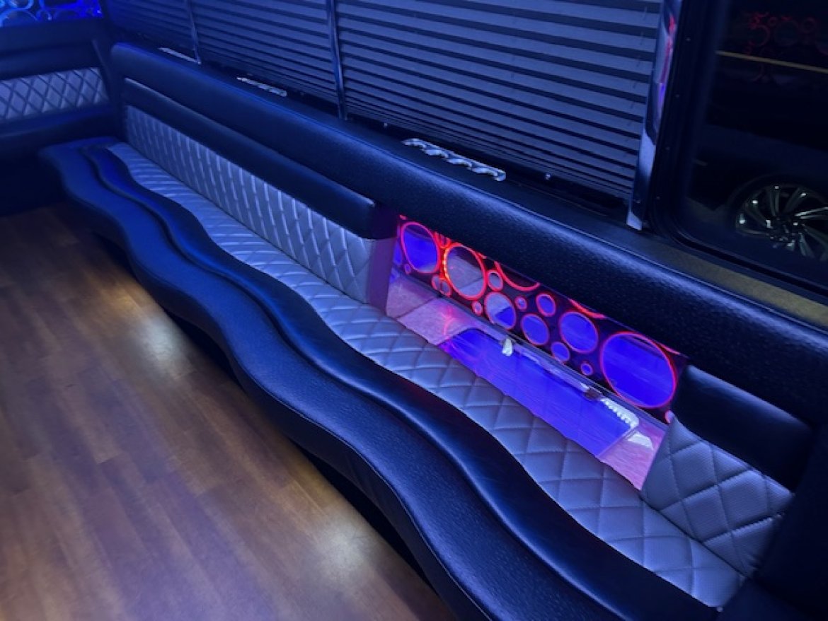 Limo Bus for Sale in Wickliffe, OH - Photo 14