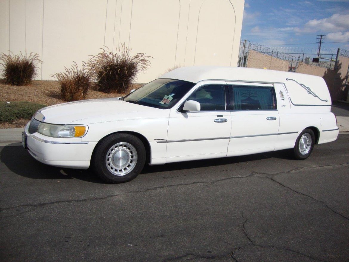 Funeral for sale: 2001 Lincoln Town Car by Miller Meteor