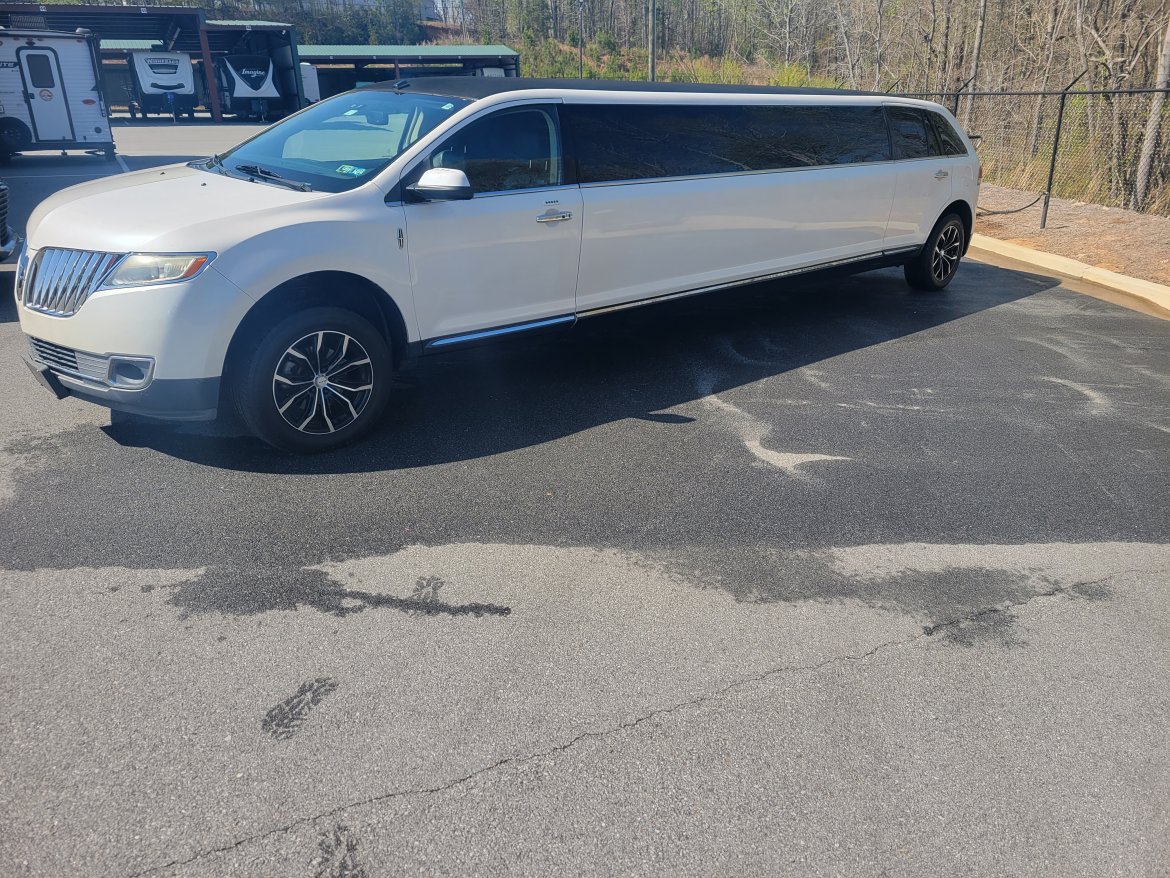 2013 Lincoln MKX limousine built by Pinnacle - Photo 2