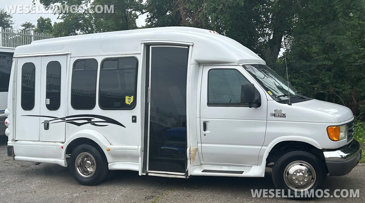 2005 Turtle Top Ford E350 Limo Bus - Photo 2